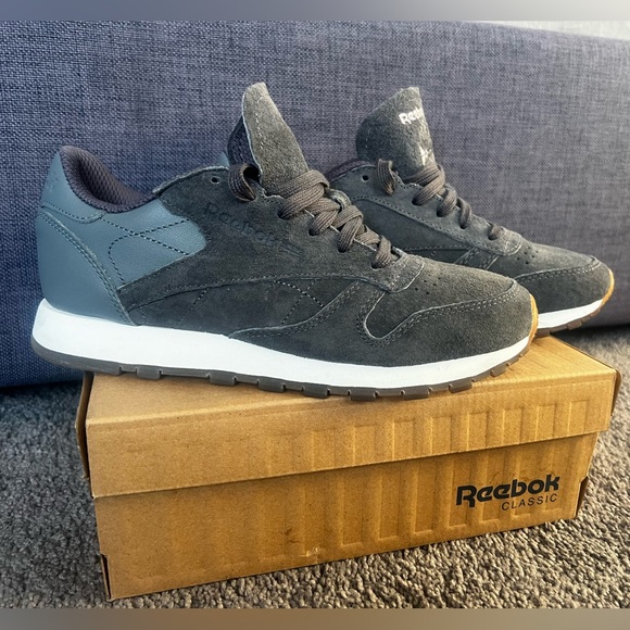REEBOK WOMENS SUEDE GRAY CLASSICS SIZE 6.5 - Picture 2 of 4